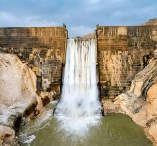  سرریز سد اخند عسلویه در پی سامانه بارشی اخیر