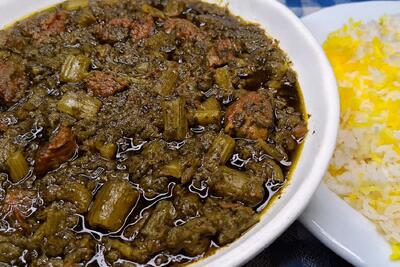  خورشت کرفس اصیل ایرانی؛ با تمام فوت و فن های لعاب انداختن و تیره شدن