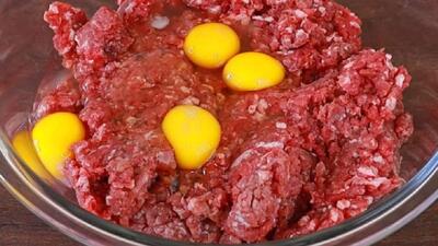  غذا با ۱ بسته گوشت چرخکرده / طرز تهیه غذای سریع و خوشمزه با گوشت و تخم مرغ