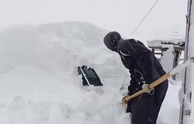 ببینید / دفن شدن خودروها زیر برف در بانه