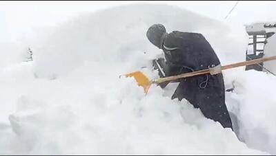 ببینید| دفن شدن خودروها زیر برف در بانه