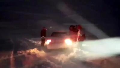 ببینید| نجات ۲۴۰ نفر از چنگال برف و یخبندان در محور تکاب _ دندی