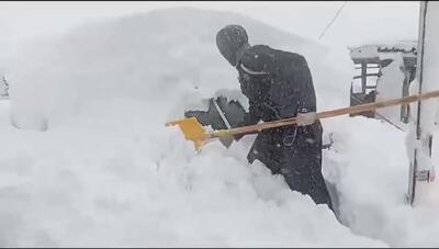 دفن شدن خودروها زیر برف در بانه