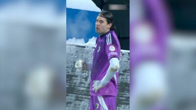 وقتی دروازه‌‎بان تیم ارزروم اسپور از شدت برف و سرما در میانه بازی چای می‌نوشد!