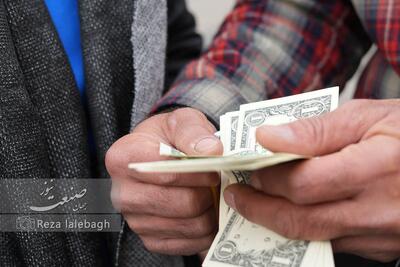 دلار عقب‌نشینی کرد؛ بازار آزاد از قله ۱۴۱ هزار تا ۱۳۷ هزار پایین آمد