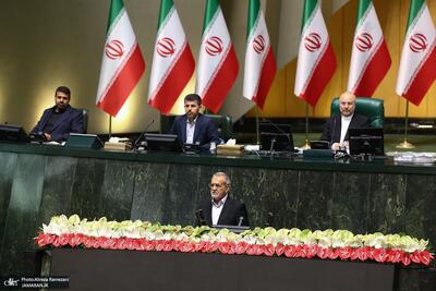 جهش دلار و طلا پس از سخنرانی پزشکیان، پدافند اقتصادی خالی از نیرو