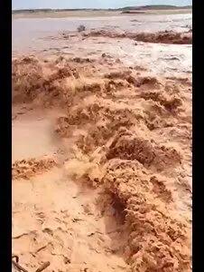 سیلاب یک باند جادۀ اهواز-غیزانیه را بست/ ویدئو