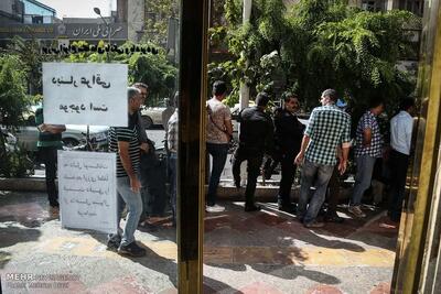 تجمع اعتراضی بازاریان تهران به افزایش شدید قیمت ارز و طلا/ ویدئو