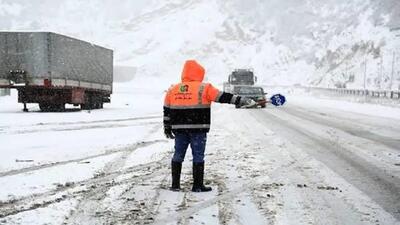  ۱۰۱ مسافر گرفتار در برف و کولاک اسکان یافتند / ۵ هزار کیلومتر از جاده‌های آذربایجان‌غربی برف‌روبی شدند