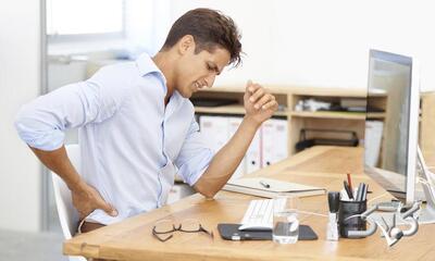 چند عادت‌ اشتباه در محیط کار که باعث کمردرد می شود - مجله اینترنتی کولاک