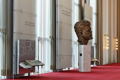 اعتراض نوازنده جز به ترامپ با لغو مراسم کریسمس؛ جریمه یک میلیون دلاری!