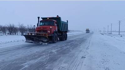  برف روبی در محورهای برفگیر شهرستان گیلانغرب