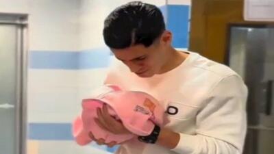 ویدیو| پیام نیازمند برای اولین بار دخترش را در آغوش گرفت - پارس فوتبال