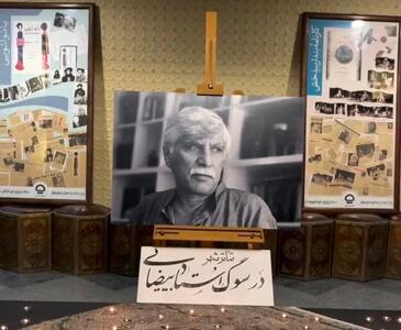 علاقه‌مندان به بهرام بیضایی در تئاتر شهر شمع روشن کردند + فیلم