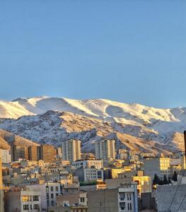 کوه‌های برفی تهران در آسمان‌پاک این شهر