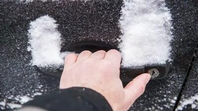 چطور قفل یخ‌زده ماشین را باز کنیم؟