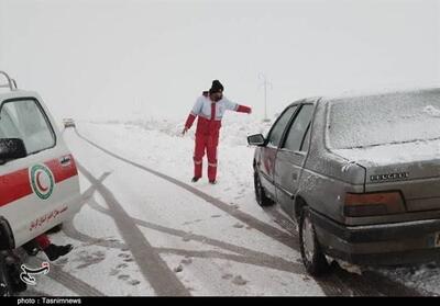 37 خودرو گرفتار و 96 نجات‌یافته/امداد و اسکان اضطراری در محورهای برفی لرستان - تسنیم