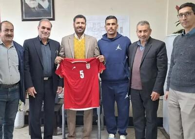 مدافع تیم ملی 8 زندانی آزاد کرد