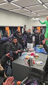 جشن و شادی شاگردان تارتار در رختکن قلعه‌حسن‌خان+ فیلم