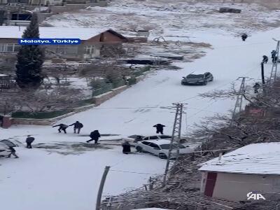  سر خوردن و برخورد عجیب دو خودرو در ترکیه