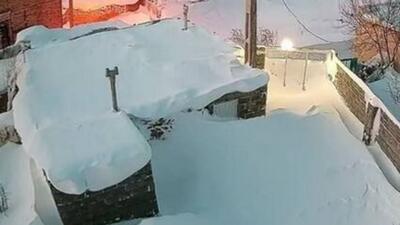  این روستا در برف دفن شد!