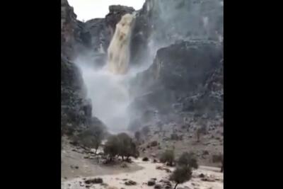  تصاویری از جاری شدن آبشار فصلی کوهبزان (فیلم)