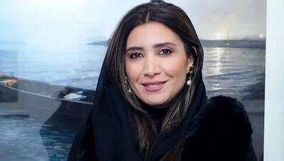 نیکی مظفری با استایل خز مشکی در نمایشگاه همسر امیرعلی نبویان (عکس)