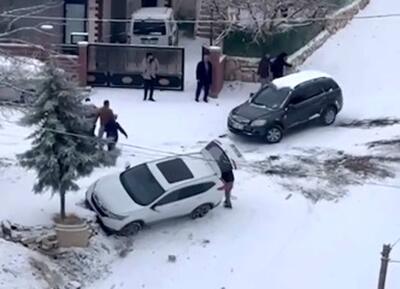 سُرخوردن و برخورد عجیب دو خودرو بر اثر برف سنگین