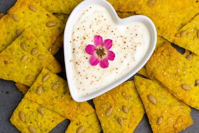  طرز تهیه نان خشک ترد و معطر؛ خوشمزه تر از نون بازاری!