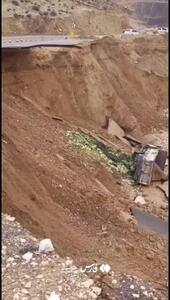  سقوط کامیون به دره در اثر رانش زمین در محور ایذه–دزپارت + فیلم