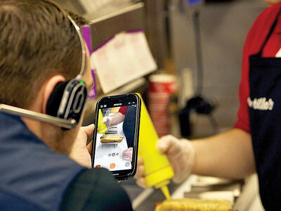 نقش تازه کارکنان: اینفلوئنسر رسانه‌های اجتماعی