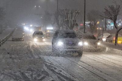 ببینید /  هم اکنون طوفان برف در مشهد