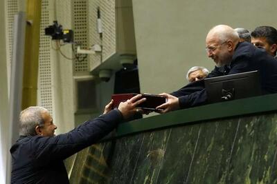 سخنگوی کمیسیون تلفیق: یکی از مهم‌ترین دلایل رد لایحه بودجه ۱۴۰۵، عدم افزایش ضریب حقوق‌ها متناسب با نرخ تورم بود/ عدم شفافیت در منابع ناشی از فروش نفت و ابهام در نحوه انتقال یارانه‌ها نیز از علت‌های دیگر این موضوع بود/ افزایش دو واحد درصدی مالیات بر ارزش افزوده، نگرانی جدی نمایندگان را در پی داشت