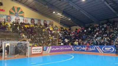 سالن پیروزی اصفهان دو ساعت مانده به بازی حساس فوتسال گیتی پسند مقابل گهر زمین پر شد