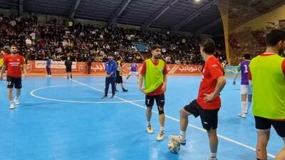 گرم کردن ملی پوشان گیتی پسند و گهر زمین پیش از بازی دو تیم