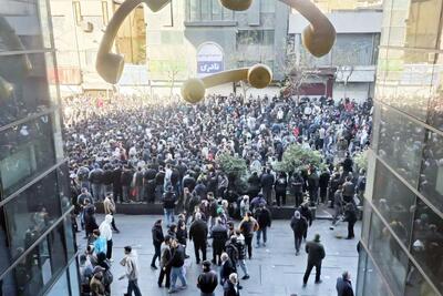 تهران در روزی که گذشت شاهد اعتراضاتی به نوسانات اخیر بازار بود/ ناآرامی ارزی