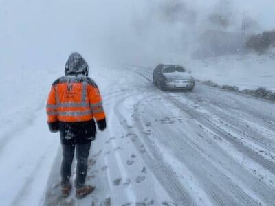  برخی محورهای آذربایجان غربی در پی بارش برف مسدود است