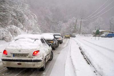 هشدار به رانندگان؛ جاده چالوس زیر بارش برف؛ ۲۲ محور مسدود شد