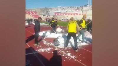 ویدیو| برف روبی از کنار زمین یادگار امام در آستانه بازی تراکتور!