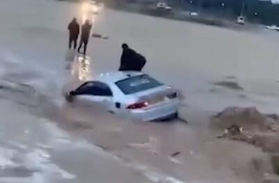  فیلم/ گرفتار شدن یک جوان در سیل در جنوب الخلیل
