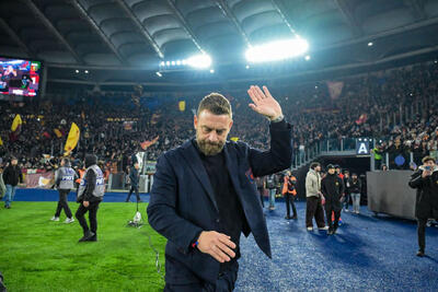 ادای احترام هواداران رم به دنیله ده روسی پیش از بازی رم و جنوا - پارس فوتبال