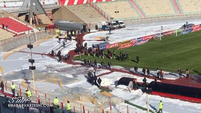 ویدیو| چالش تراکتوری‌ها برای خروج از ورزشگاه در یخبندان - پارس فوتبال