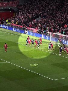 ویدئو: وقتی فن‌دایک فوتبال را با بسکتبال اشتباه می گیرد - پارس فوتبال