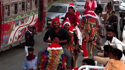 فیلم بابانوئل با شتر آمد در جشن کریسمس پاکستان