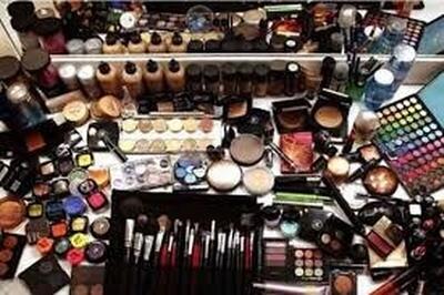 کشف و ضبط بیش از ۱۰ هزار قلم محصولات آرایشی تقلبی و قاچاق در مشهد (۹ دی ۱۴۰۴)