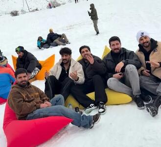  آواز محلی؛ پسر جماعت خدای خلاقیته اینا گروهی رفتن برف بازی غمگین میخونن فقط میخندی