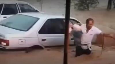 شجاعت جوان ایذه‌ای برای نجات شهروندان گرفتار در سیل