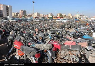 پارکینگ موتورهای توقیفی/روایت تلخ جوانانی که با یک کلاه زنده می‌ماندند - تسنیم