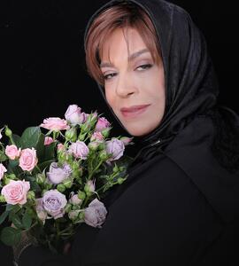 گوهر خیراندیش و گوگوش در حال تماشای یک تئاتر