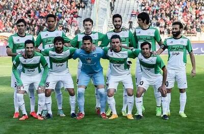 مادر و مادربزرگ بازیکن ذوب‌آهن روی تپه به تماشای مسابقه نشستند+ عکس